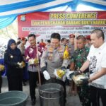 Konferensi pers dan pemusnahan barang bukti narkotika hasil ungkap kasus jaringan internasional yang digelar di halaman Mapolda Riau, Kamis (21/11/2024) | Foto: Polda Riau