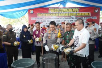 Konferensi pers dan pemusnahan barang bukti narkotika hasil ungkap kasus jaringan internasional yang digelar di halaman Mapolda Riau, Kamis (21/11/2024) | Foto: Polda Riau