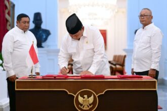 Presiden Prabowo Subianto menandatangani PP Nomor 47 Tahun 2024 tentang penghapusan kredit macet kepada UMKM | Foto: BPMI Setpres