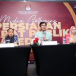 KPU Jawa Timur memaparkan kesiapan debat kedua Pilgub Jatim 2024, dalam konferensi pers di Kota Surabaya, Sabtu (2/11/2024) | Foto: Ariandi K/BI