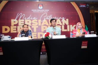 KPU Jawa Timur memaparkan kesiapan debat kedua Pilgub Jatim 2024, dalam konferensi pers di Kota Surabaya, Sabtu (2/11/2024) | Foto: Ariandi K/BI