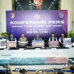 Polisi menunjukkan barang bukti dalam ungkap kasus judi online skala internasional pada konferensi pers di Mabes Polri, Jakarta, Sabtu (2/11/2024) | Foto: Bareskrim Polri