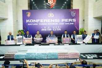 Polisi menunjukkan barang bukti dalam ungkap kasus judi online skala internasional pada konferensi pers di Mabes Polri, Jakarta, Sabtu (2/11/2024) | Foto: Bareskrim Polri