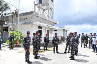 Pangkoarmada II, Laksamana Muda TNI Ariantyo Condrowibowo, saat melaksanakan kunjungan kerja ke Posal Miangas, Minggu (3/11/2024) | Sumber Foto: Dispen Koarmada II