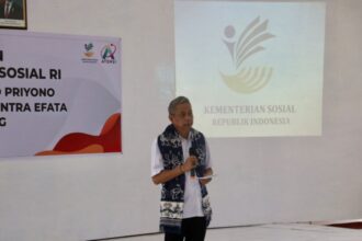 Wakil Menteri Sosial, Agus Jabo Priyono, saat bertemu ratusan pilar sosial dalam kunjungannya ke Sentra Efata Kupang, Nusa Tenggara Timur, Kamis (7/11/2024) | Foto: Hum Kemensos