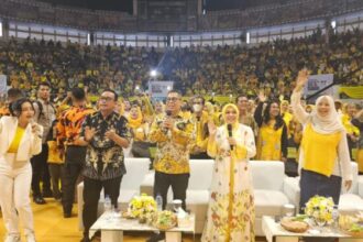 Ribuan relawan Adies Kadir tampak memadati Gedung DBL di Jalan Ahmad Yani, Surabaya, Minggu (10/11/2024) | Foto: Tim Media AK