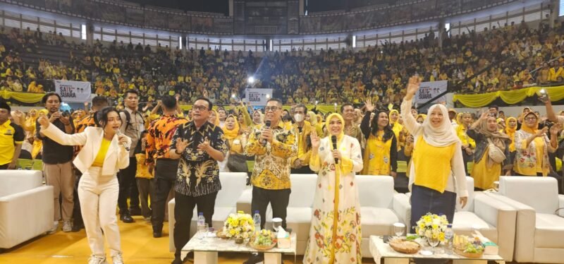 Ribuan relawan Adies Kadir tampak memadati Gedung DBL di Jalan Ahmad Yani, Surabaya, Minggu (10/11/2024) | Foto: Tim Media AK