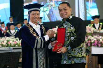 Ketua IKA ITS Jawa Timur, Eri Cahyadi, saat menerima penghargaan "Wira Adhiwasesa" pada Dies Natalis ke-64 ITS, Senin (11/11/2024) | Foto: Tim Media Eri Cahyadi