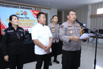 Kabid Humas Polda Jawa Timur, Kombes Pol Dirmanto saat menyampaikan keterangan pers di Mapolrestabes Surabaya, Rabu (13/11/2024) | Foto: Ariandi K/BI