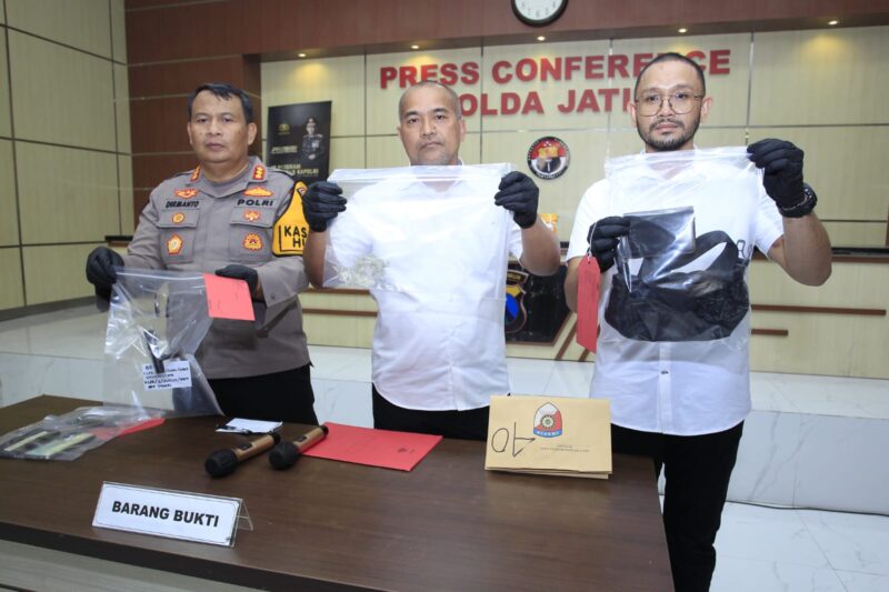 Konferensi pers ungkap kasus pencurian kendaraan bermotor di wilayah Pasuruan dan Jember, yang berlangsung di Mapolda Jatim, Rabu (13/11/2024) | Foto: Ariandi K/BI