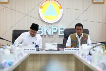 Kepala BNPB, Letjen TNI Suharyanto (kanan) saat menerima kunjungan Menteri Sosial Saifullah Yusuf di Graha BNPB Jakarta, Rabu (20/11/2024) | Foto: Eki Baehaki/Hum Kemensos