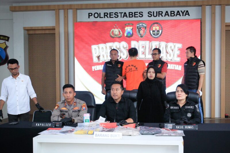 Konferensi pers ungkap kasus dugaan pembunuhan wanita di Ngaglik, yang berlangsung di Mapolrestabes Surabaya, Kamis (21/11/2024) | Foto: Ariandi K/BI