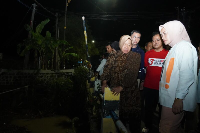 Calon Gubernur Jawa Timur nomor urut 3, Tri Rismaharini saat meninjau sungai di Kota Madiun, Kamis (21/11/2024) | Foto: Dimas AP/BI