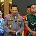 Kapolri Jenderal Polisi Listyo Sigit Prabowo memberikan keterangan kepada awak media seusai menghadiri rapat di Kemenko PMK RI di Jakarta Pusat, Jumat (22/11/2024) | Foto: dok. Hum Polri