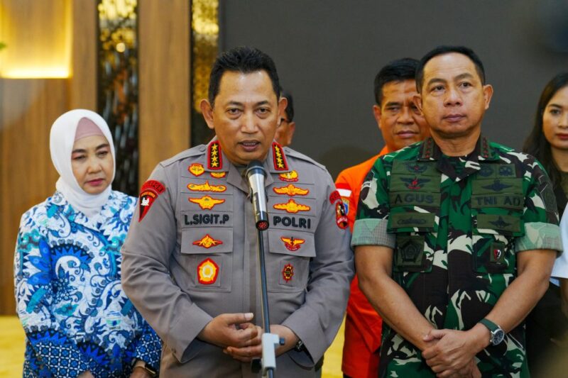 Kapolri Jenderal Polisi Listyo Sigit Prabowo memberikan keterangan kepada awak media seusai menghadiri rapat di Kemenko PMK RI di Jakarta Pusat, Jumat (22/11/2024) | Foto: dok. Hum Polri