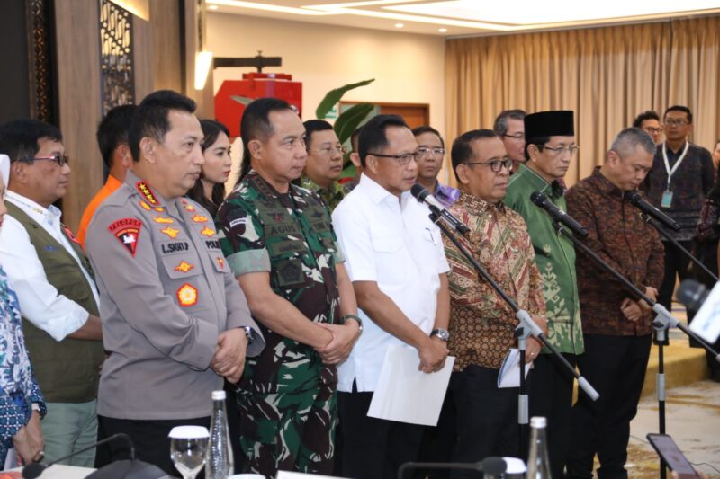 Mendagri Muhammad Tito Karnavian menyampaikan keterangan pers kepada awak media usai Rakor Tingkat Menteri di Kantor Kemenko PMK, Jakarta, Jumat (22/11/2024) | Foto: Eki Baehaki/Ist