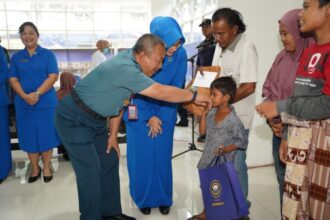 Kegiatan bakti sosial dan bakti kesehatan berlangsung di Lakesla Drs. Med. R. Rijadi S., Semampir, Surabaya, Senin (25/11/2024) | Sumber Foto: Dispen Koarmada II