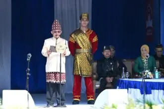 Mendikdasmen Abdul Mu’ti memimpin Upacara peringatan Hari Guru Nasional 2024 halaman Kantor Kemendikdasmen, Jakarta, Senin (25/11/2024) | Foto: dok. Hum Kemendikdasmen