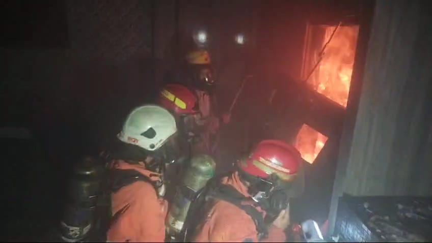 Tangkapan layar video usaha DPKP Surabaya memadamkan api di dalam gedung | Sumber: DPKP Surabaya