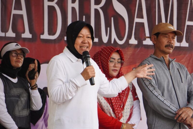 Cagub Jawa Timur nomor urut 3, Tri Rismaharini, saat berkunjung ke lapangan Lumba-lumba Kabupaten Malang, Jumat (1/11/2024) | Foto: Tim Media Risma-Gus Hans