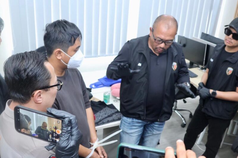 Penggeledahan dipimpin oleh Direktur Reserse Kriminal Umum Polda Metro Jaya, Kombes Wira Satya Triputra | Foto: dok. Hum Polda Metro Jaya