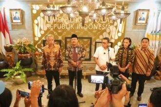 Mensos RI Saifullah Yusuf saat menerima kunjungan Menteri P2MI Abdul Kadir Karding bersama jajarannya di Kantor Kemensos, Jakarta, Jumat (1/11/2024) | Foto: Eki Baehaki/BI