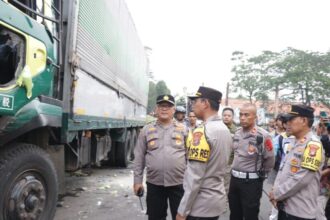 Truk berhasil dihentikan oleh massa yang mengejar di Bundaran Tugu Adipura, Jalan Veteran | Foto: dok. Polres Metro Tangerang Kota