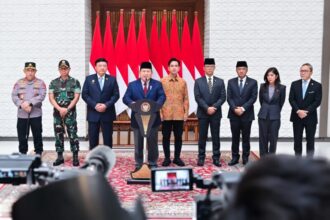 Presiden Prabowo Subianto menyampaikan keterangan kepada awak media di Pangkalan TNI AU Halim Perdanakusuma, Jakarta, Jumat (8/11/2024) | Foto: BPMI Setpres