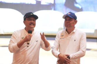 Dari kiri: Menteri Sosial Saifullah Yusuf, bersama Wamensos Agus Jabo Priyono, saat memberikan motivasi di hadapan ratusan pelajar | Foto: Hum Kemensos