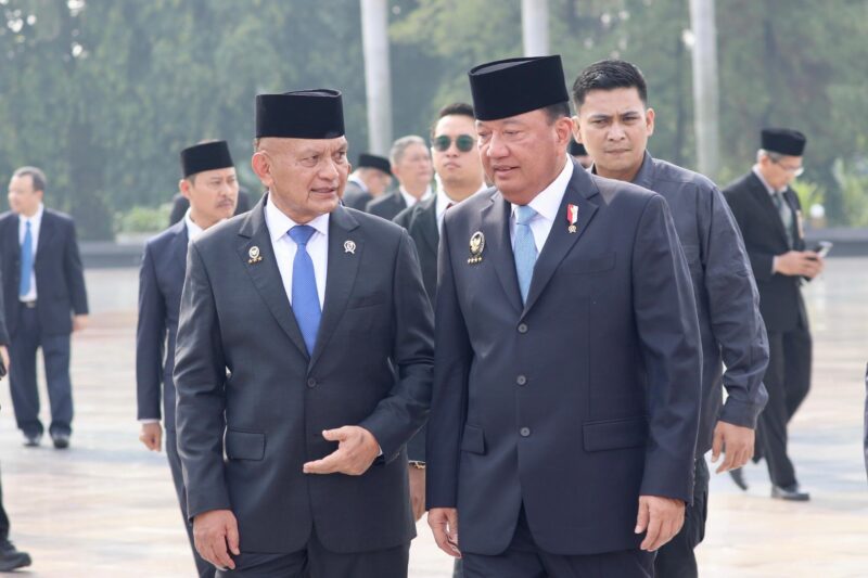 Dari kanan: Menko Polkam Budi Gunawan, bersama Wakil Menko Polkam Lodewijk Freidrich Paulus, usai menghadiri Upacara Peringatan Hari Pahlawan di TMP Nasional Utama Kalibata, Jakarta, Minggu (10/11/2024) | Foto: Hum Kemenko Polkam