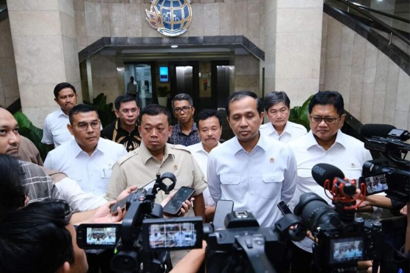 Menteri ATR/BPN, Nusron Wahid bersama Menteri Transmigrasi, M. Iftitah Sulaiman Suryanagara, menyampaikan keterangan pers di Kantor Kementerian ATR/BPN, Jakarta, Selasa (12/11/2024) | Foto: Hum ATR/BPN