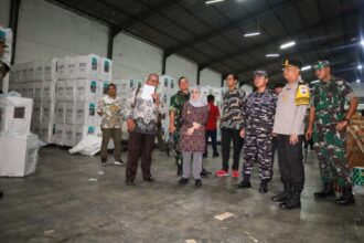 Forkopimda Kota Surabaya saat meninjau gudang pendistribusian logistik surat dan kotak suara di kawasan Margomulyo Surabaya, Jumat (15/11/2024)