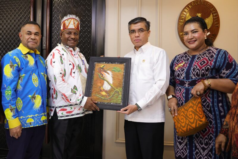 Menaker Yassierli saat menerima audiensi Majelis Rakyat Papua (MRP) di Kantor Kemnaker, Jakarta, Rabu (20/11/2024) | Foto: Hum Kemnaker