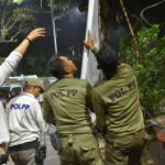 Penertiban Alat Peraga Kampanye (APK) di jalan protokol Surabaya pada Minggu (24/11/2024) dini hari | Foto: dok. Satpol PP Surabaya