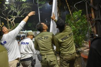 Penertiban Alat Peraga Kampanye (APK) di jalan protokol Surabaya pada Minggu (24/11/2024) dini hari | Foto: dok. Satpol PP Surabaya