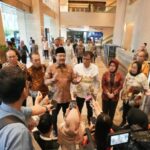 Menteri Sosial Saifullah Yusuf memberikan keterangan kepada awak media usai menghadiri rapat bersama di Menara Danareksa, Jalan Merdeka Selatan, Jakarta, Jumat (22/11/2024) | Foto: dok. Hum Kemensos