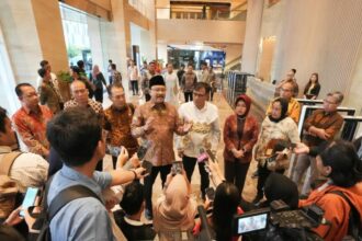 Menteri Sosial Saifullah Yusuf memberikan keterangan kepada awak media usai menghadiri rapat bersama di Menara Danareksa, Jalan Merdeka Selatan, Jakarta, Jumat (22/11/2024) | Foto: dok. Hum Kemensos