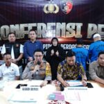 Kabid Humas Polda Jabar, Kombes Pol Jules Abraham Abast memaparkan hasil ungkap kasus dugaan TPPO dalam konferensi pers di Mapolda Jabar, Jumat (22/11/2024) | Sumber Foto: Hum Polda Jabar