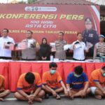 Konferensi pers ungkap kasus hasil operasi di Jalan Kunti, yang berlangsung di Mapolres Pelabuhan Tanjungperak Surabaya, Senin (25/11/2024) | Foto: Humres Perak