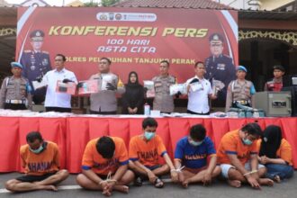 Konferensi pers ungkap kasus hasil operasi di Jalan Kunti, yang berlangsung di Mapolres Pelabuhan Tanjungperak Surabaya, Senin (25/11/2024) | Foto: Humres Perak