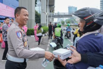 Kakorlantas Polri Irjen Pol Aan Suhanan membagikan paket makanan kepada seorang pengendara motor | Foto: dok. Korlantas Polri