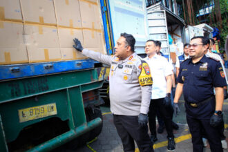 Kapolres Tanjung Perak, AKBP William Cornelis Tanasale, menunjukan barang bukti jutaan rokok ilegal yang berhasil disita dalam konferensi pers di halaman Kantor Pelindo Regional 3 Surabaya, Senin (11/11/2024) | Foto: Ariandi K/BI