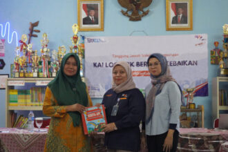 Penyaluran buku kepada SDN 03 Menteng Jakarta Pusat dalam kegiatan sosial bertajuk KAI Logistik Goes to School | Foto: Hum KAI Logistik