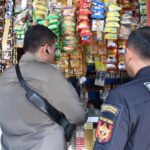 Satpol PP bersama Bea Cukai Sidoarjo melakukan pengecekan penjualan rokok di salah satu toko kelontong Surabaya, Jumat (8/11/2023) | Foto: dok. Satpol PP Surabaya