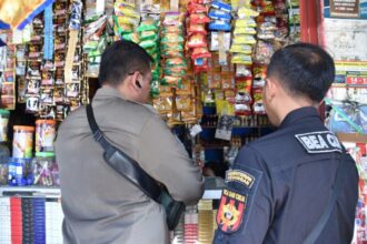 Satpol PP bersama Bea Cukai Sidoarjo melakukan pengecekan penjualan rokok di salah satu toko kelontong Surabaya, Jumat (8/11/2023) | Foto: dok. Satpol PP Surabaya