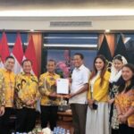 Ketua Umum DPP Partai Golkar Bahlil Lahadalia menerima SK kepengurusan partainya periode 2024-2029 dari Kementerian Hukum (Kemenkum) | Foto: dok. Partai Golkar