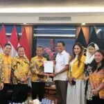 Ketua Umum DPP Partai Golkar Bahlil Lahadalia menerima SK kepengurusan partainya periode 2024-2029 dari Kementerian Hukum (Kemenkum) | Foto: dok. Partai Golkar