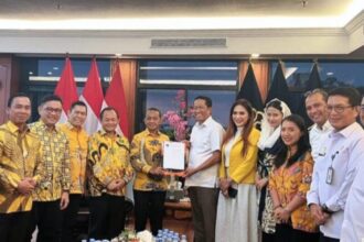 Ketua Umum DPP Partai Golkar Bahlil Lahadalia menerima SK kepengurusan partainya periode 2024-2029 dari Kementerian Hukum (Kemenkum) | Foto: dok. Partai Golkar