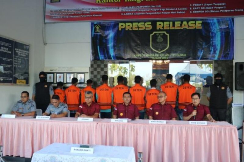 Konferensi pers ungkap kasus WNA ilegal yang digelar di Kantor Imigrasi Kelas I TPI Dumai, Sabtu 7 Desember 2024 | dok. Kemenkumham Riau
