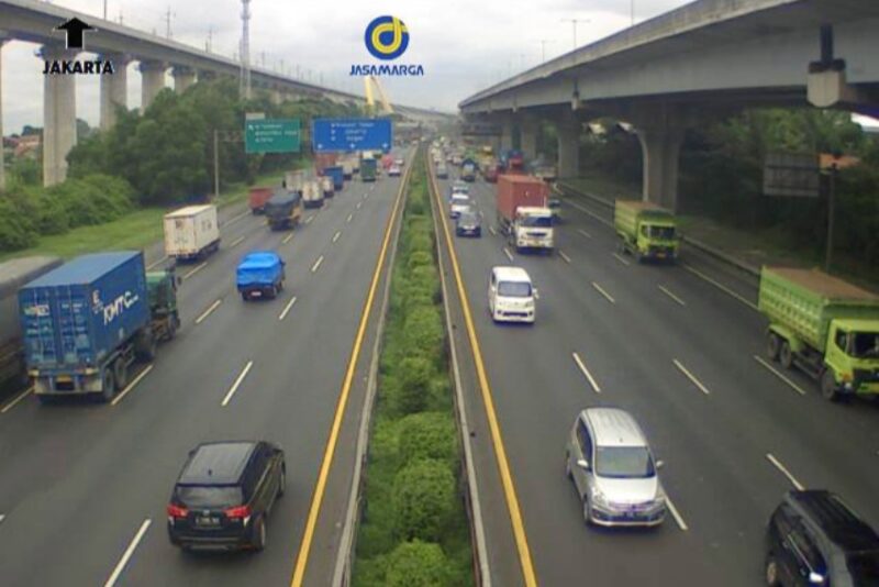 Ilustrasi: tangkapan layar CCTV Jalan Tol Jakarta-Cikampek (Japek) KM 22+000 pada pukul 09.41 WIB, Kamis (5/12/2024)